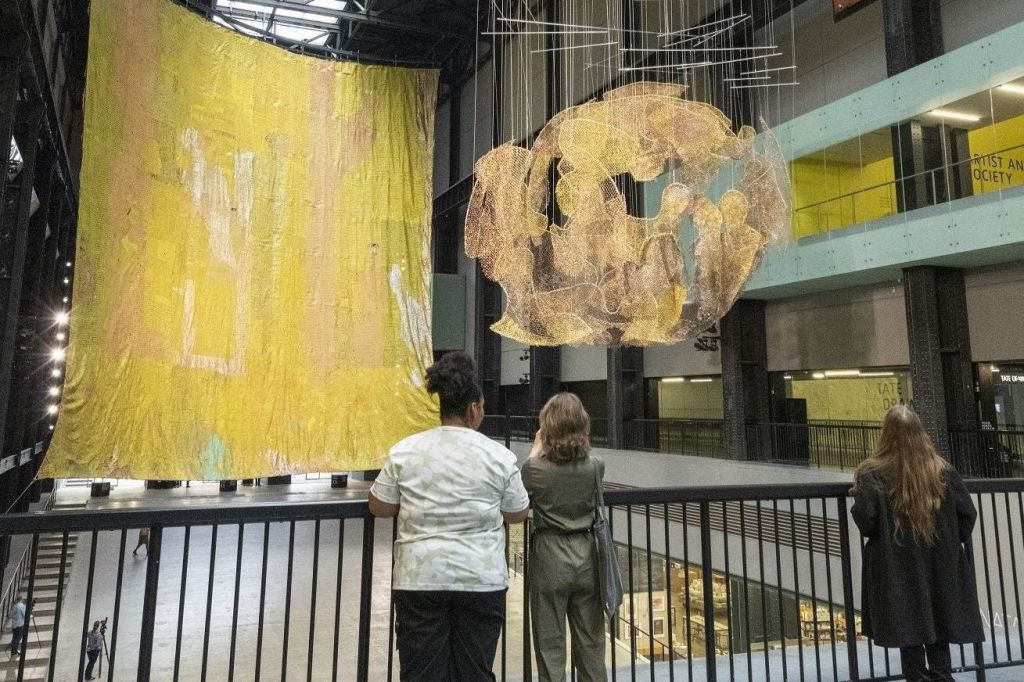 현대 커미션 엘 아나츠이 프레스