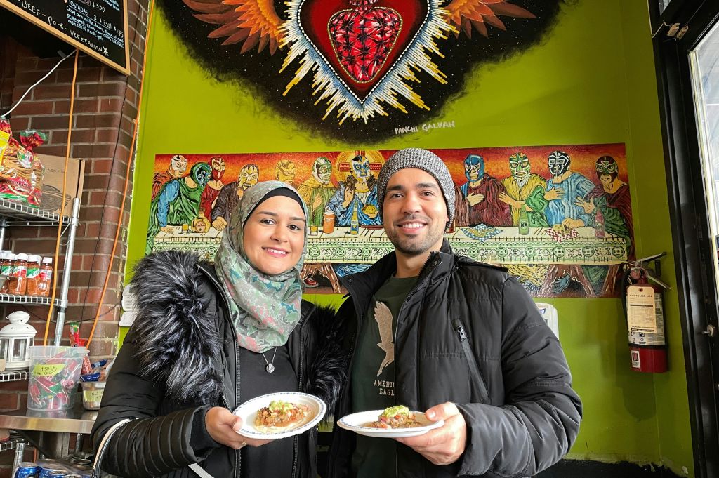 바이워드 마켓의 코라존 데 마이즈 (Corazon de maiz) 에서 타코와 함께 포즈 취하기