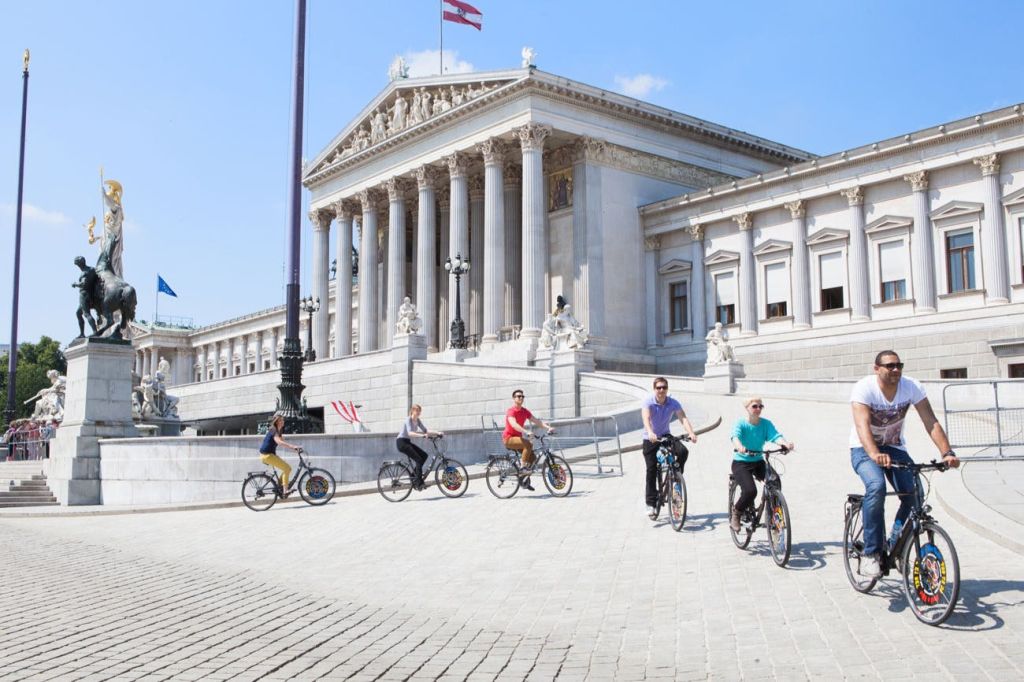 자전거를 타고 둘러보는 빈 의회