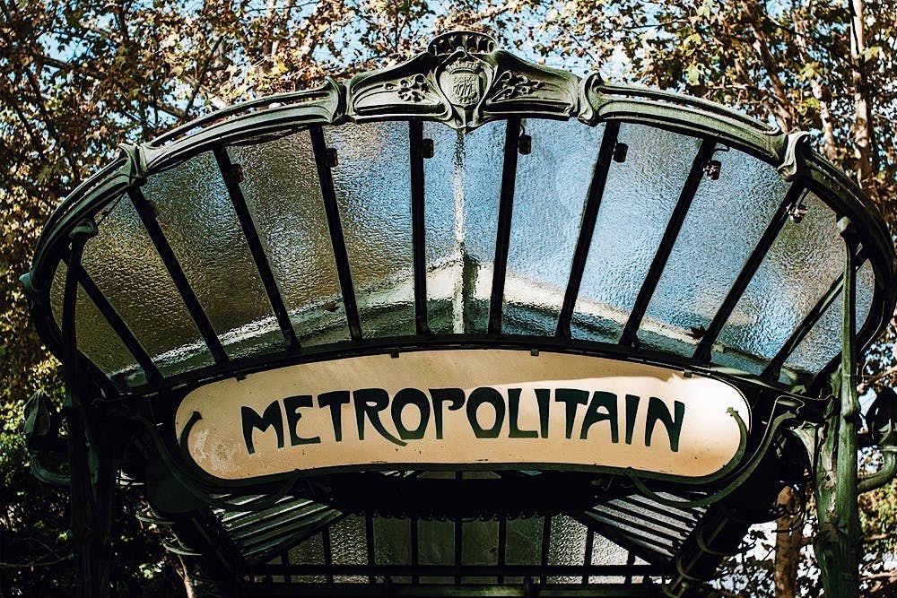 바빌론 투어는 가이드와 함께 파리 라틴 쿼터 도보 투어를 제공합니다.