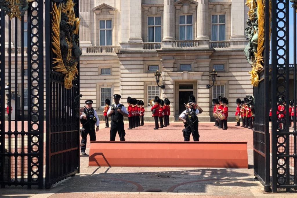 버킹엄 궁전의 문