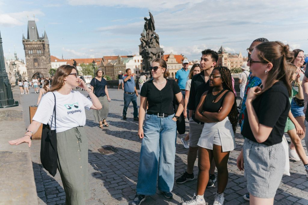 공급업체가 함께 카를교를 건넌다