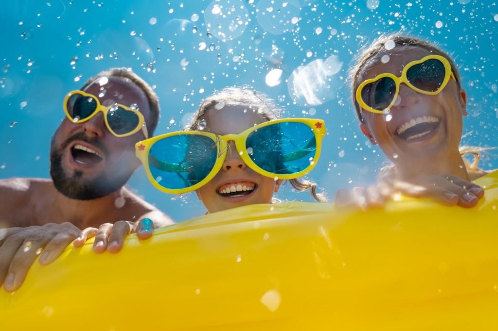 가족과 함께 즐기는 이비사 워터 액티비티 소파