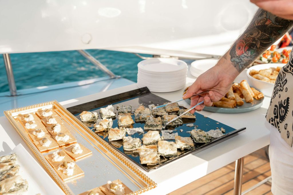 테이블에 놓인 카나페와 식기류