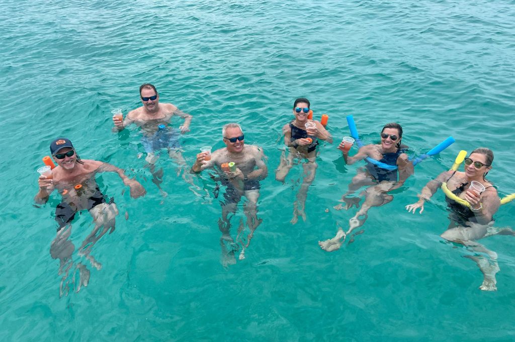 물에서 칵테일을 마시는 게스트