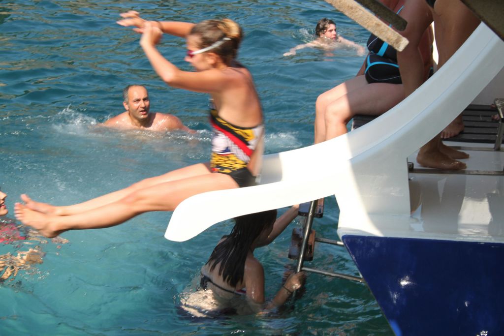 살탄도 알 아구아 데스데 우노 데 로스 토보가네스 델 카타마란 수족관 II en el parque natural del Cap de Creus