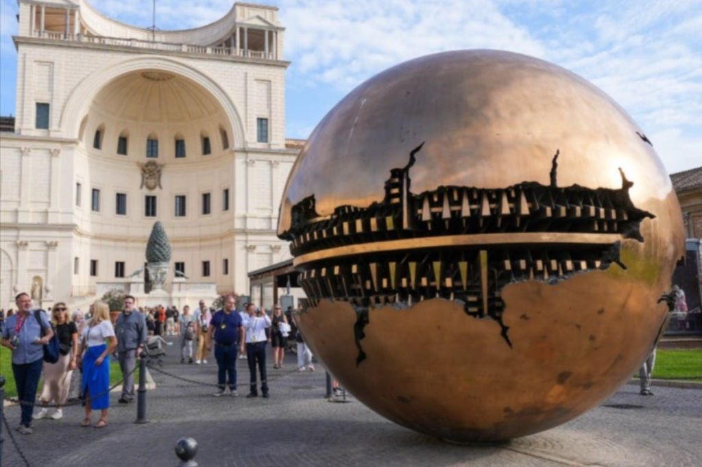 바티칸 안뜰에 위치한 구체 안의 구체에 대한 경이로움