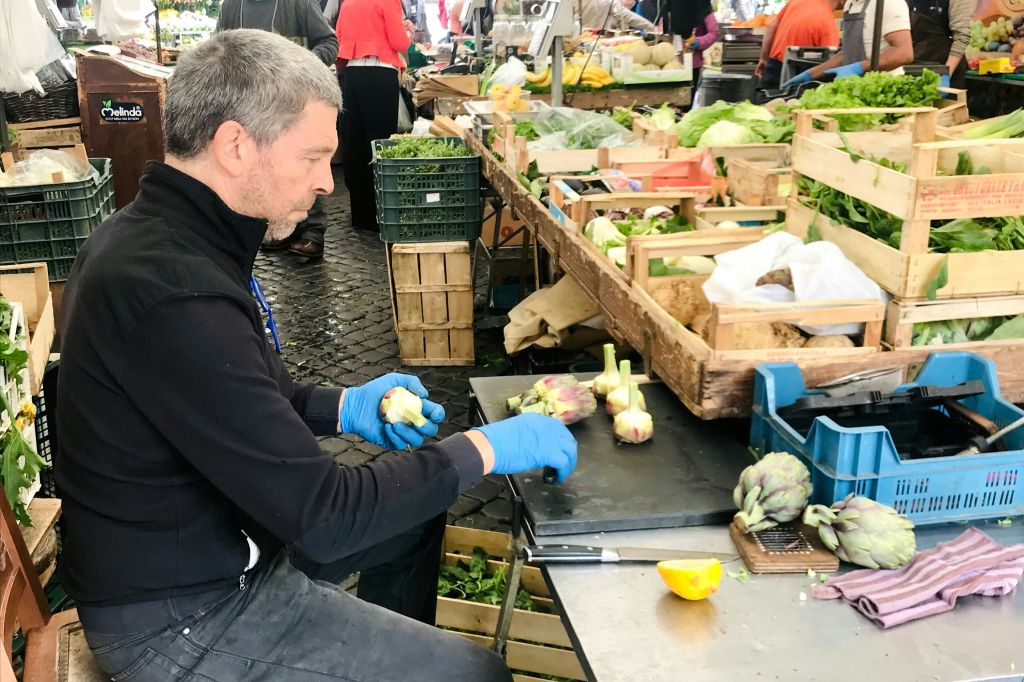 현지 시장에서 만나는 농부들