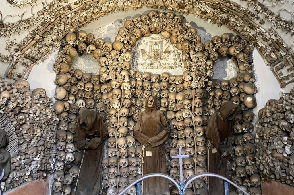 수천 개의 수도사 뼈가 있는 카푸친 크립트 (Capuchin Crypt) 의 다섯 개의 뼈 예배당에서 삶을 돌아보세요.
