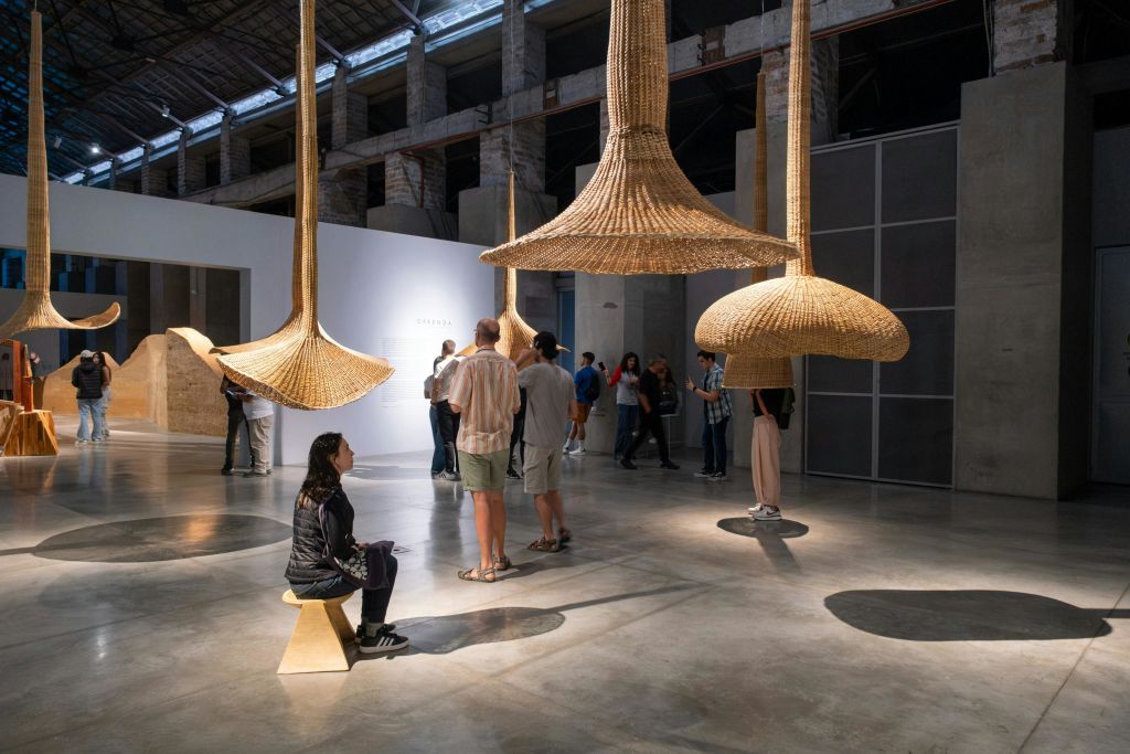 타니아 칸디아니의 오프렌다 전시회 방문객