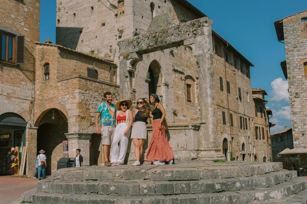 아름다운 스카이라인과 유명한 젤라토 숍으로 유명한 중세의 보석 같은 도시 산 지미냐노 (San Gimignano) 를 방문해보세요.