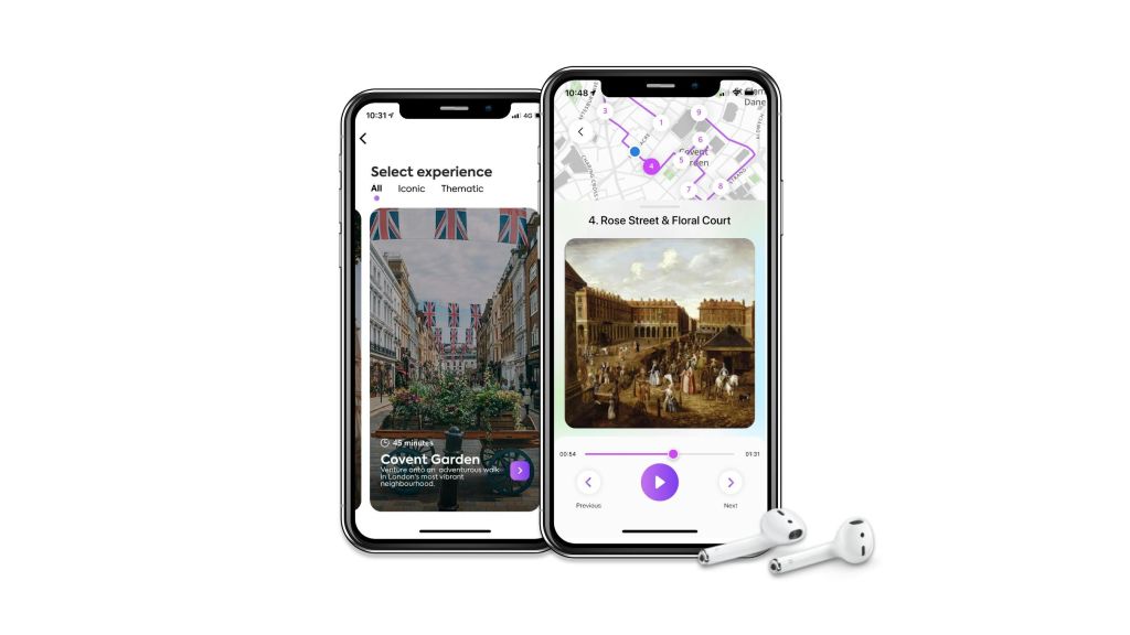두 대의 스마트폰에는 위치 지도와 투어 옵션이 있는 여행 앱이 표시됩니다. 이어폰은 전화기 옆에 배치됩니다.