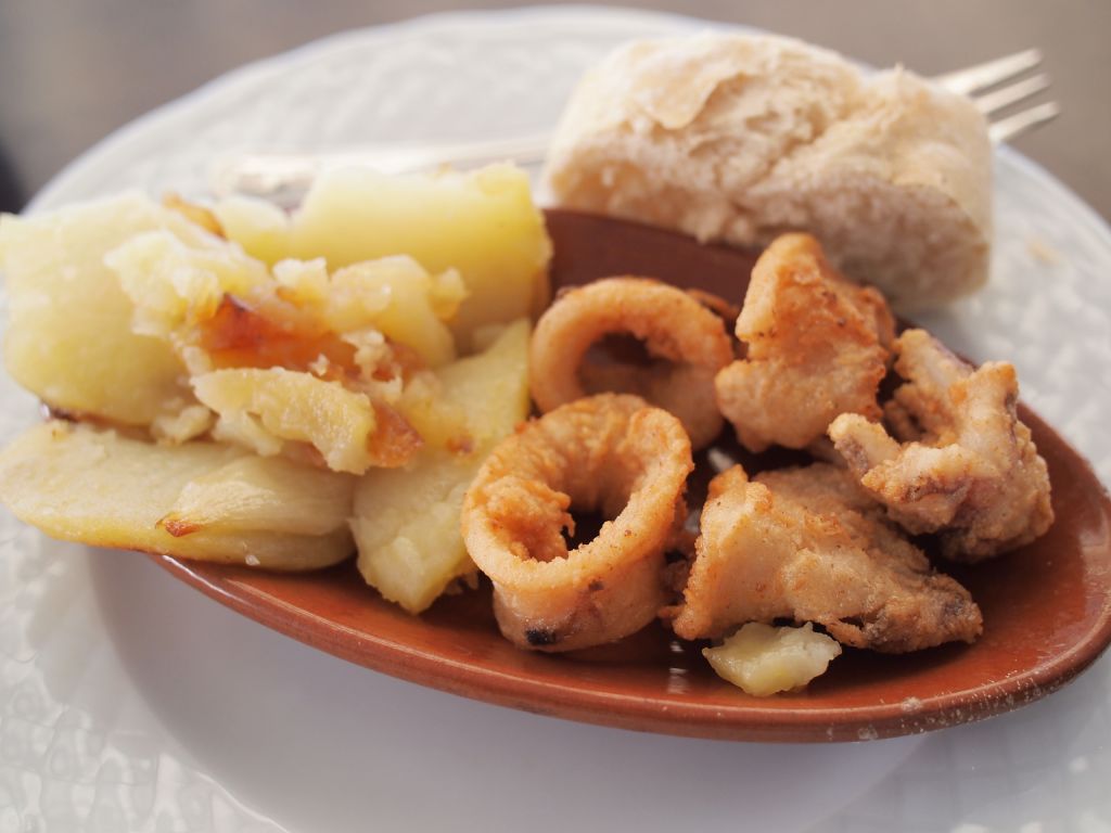 바삭하게 튀긴 오징어 튀김은 에피타이저로 제격.