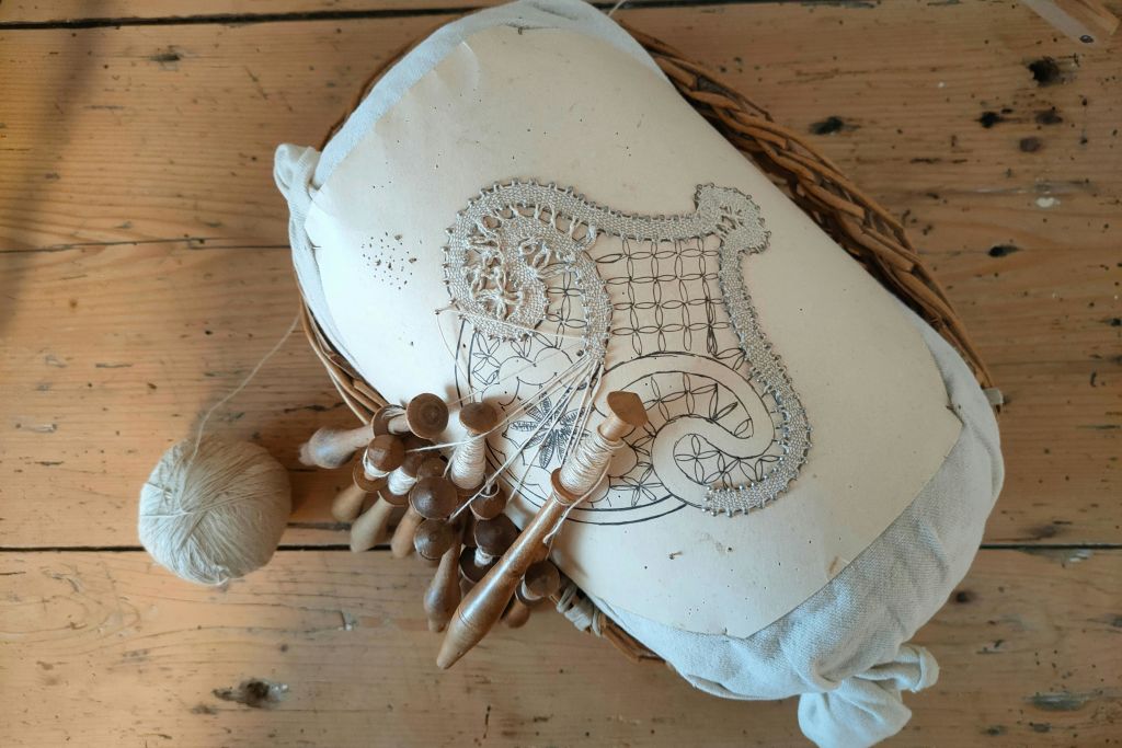 보빈 레이스의 고대 예술, 베개 레이스라고도 함