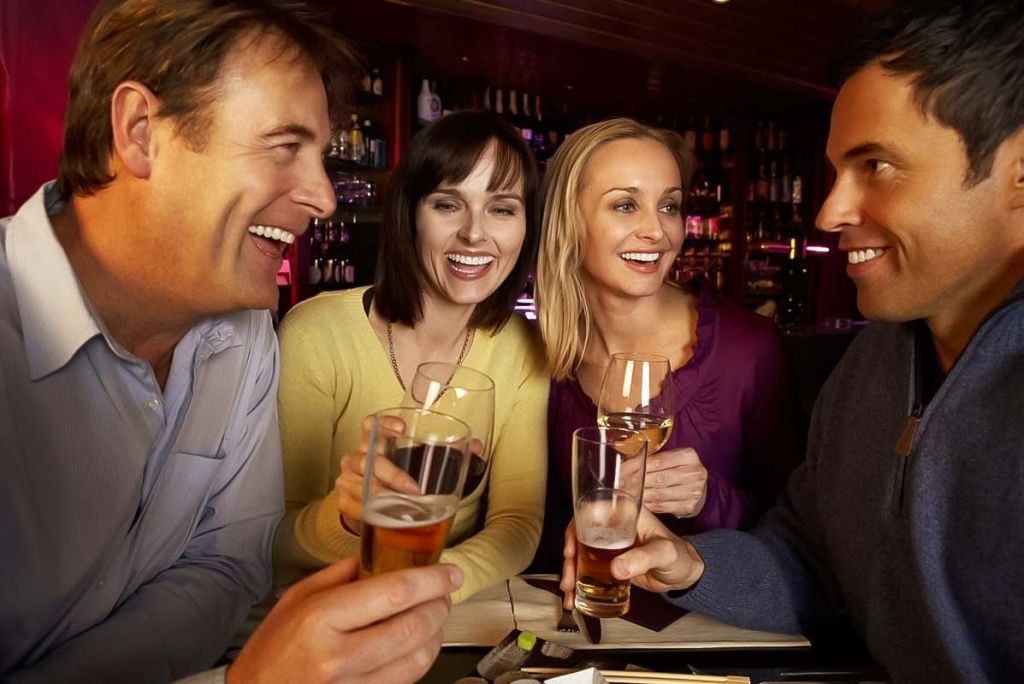 바에서 술을 마시며 미소 짓는 사람들