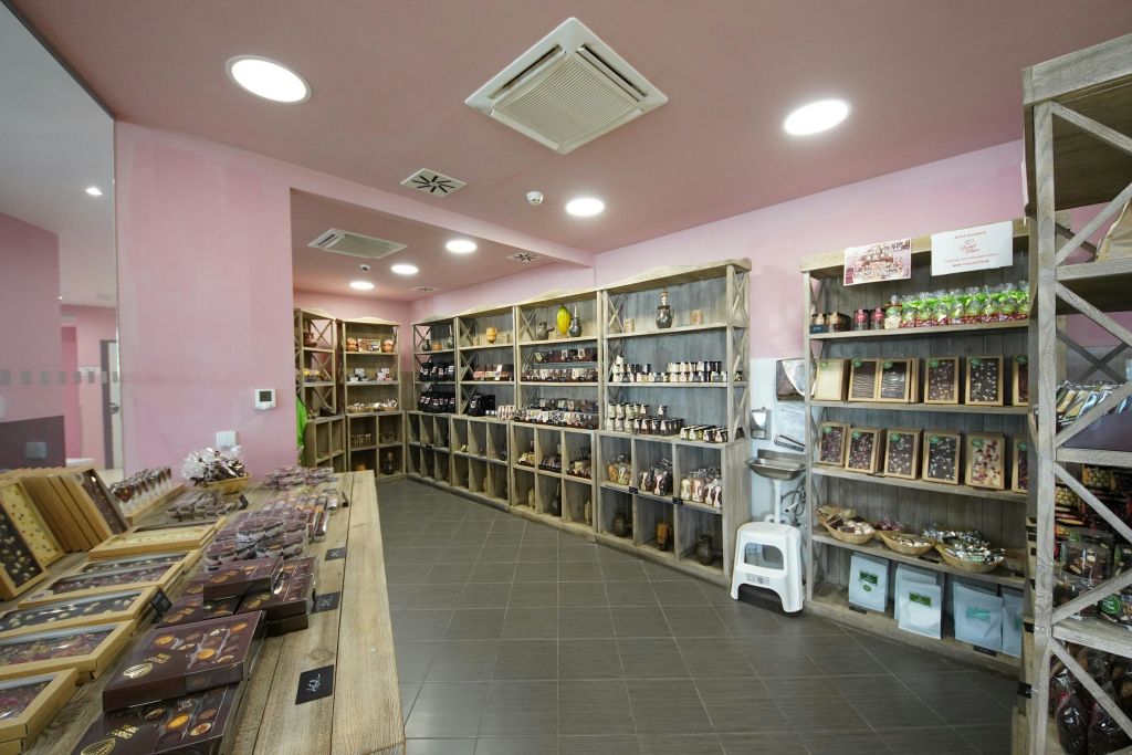 Complete your visit by exploring our gift shop. Discover chocolate treats, as well as unique items like chocolate cosmetics!