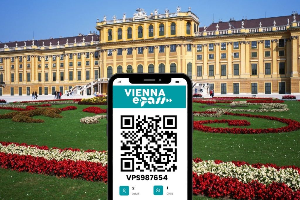 쇤브룬 궁전과 조경된 정원 앞에 비엔나 ePass의 QR 코드를 표시하는 스마트폰.