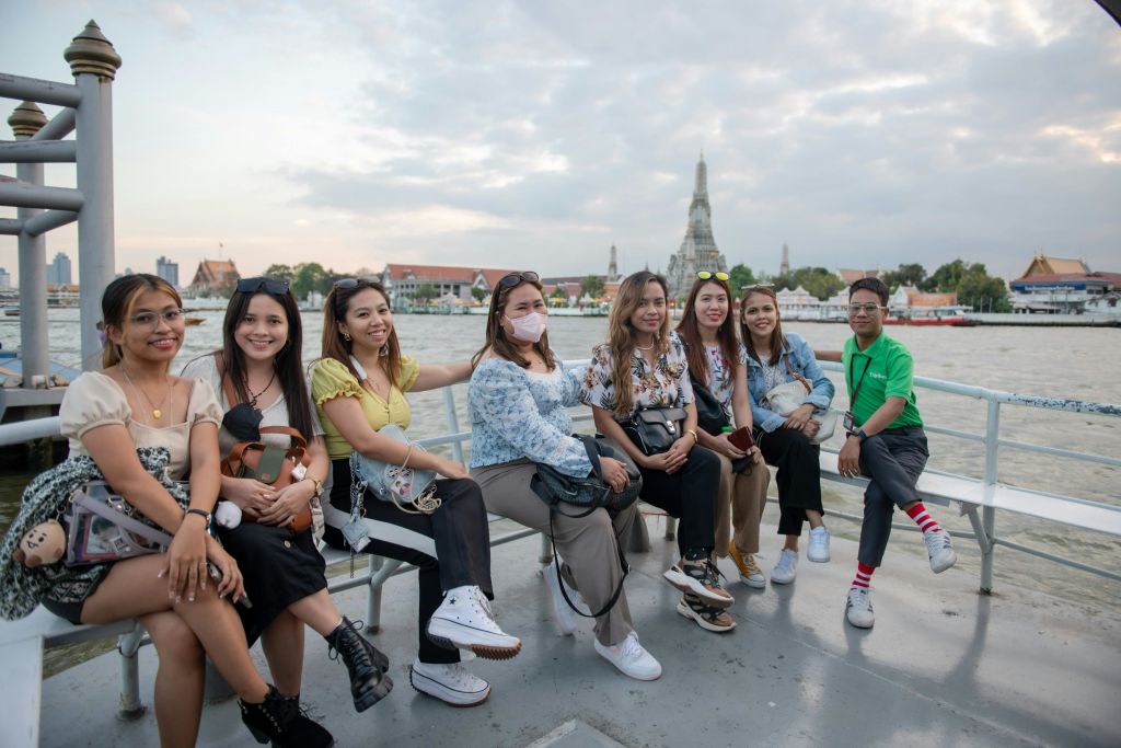 왓아룬행 페리 탑승