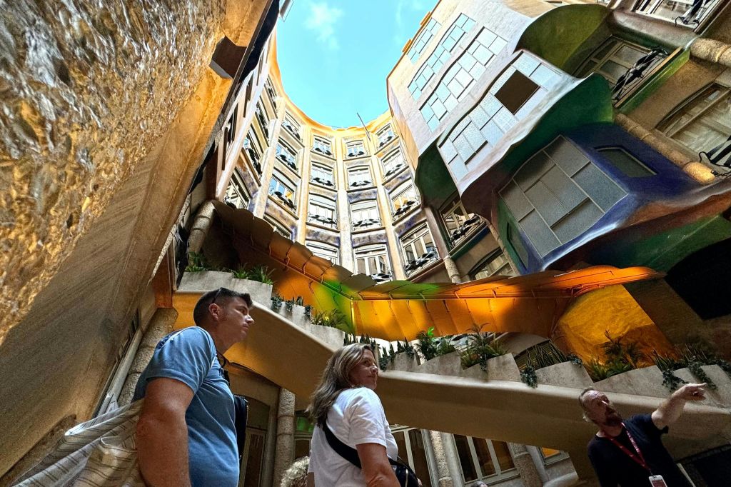 바르셀로나 라 페드레라 (La Pedrera) 의 다채롭고 초현실적인 내부 안뜰을 둘러보는 방문객들.