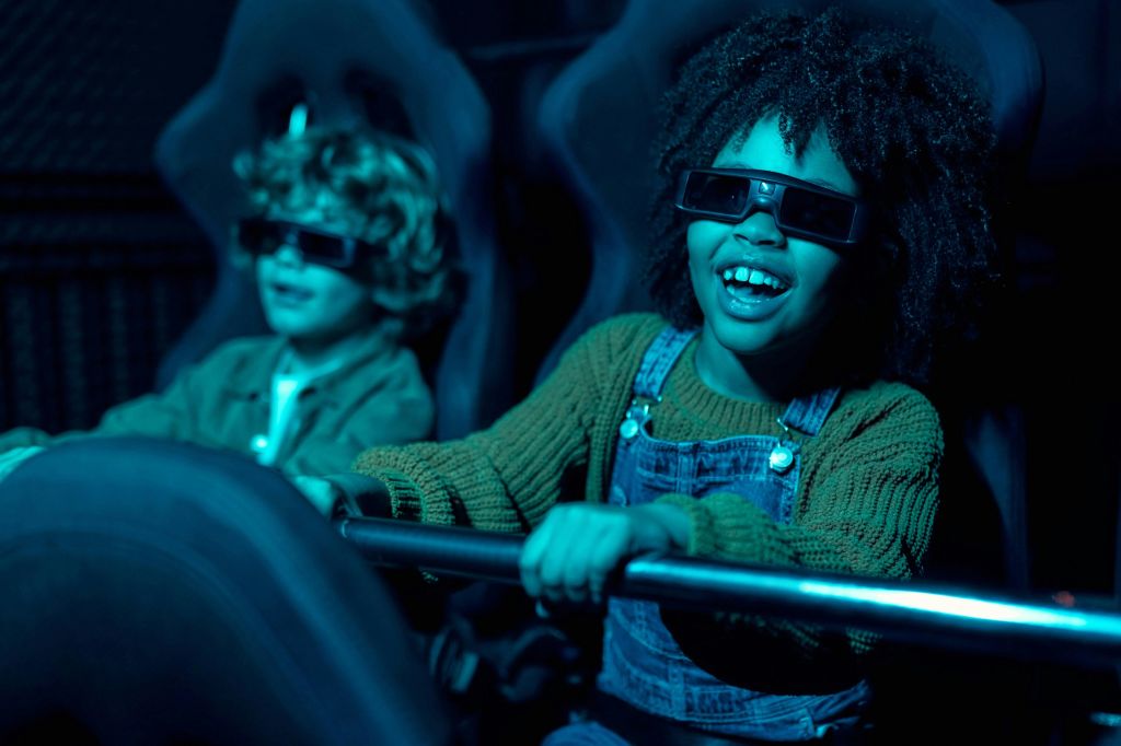 7D 영화를 보는 어린이