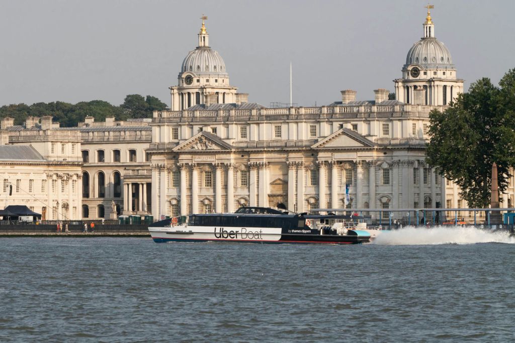 템스 클리퍼스 (Thames Clippers) 와 페인티드 홀 (The Painted Hall) 의 본거지인 올드 로열 네이벌 칼리지 (The Old Royal Naval College