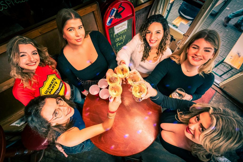 바에서 환호하는 게스트의 이미지