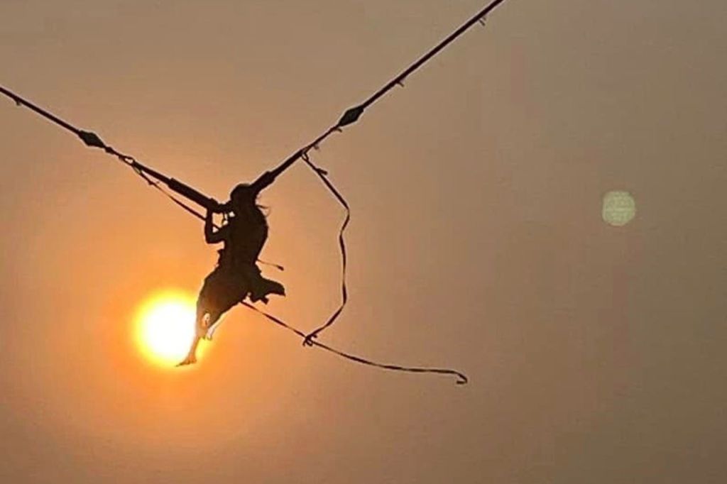 파타야 사누크 파크에서 즐기는 인간 슬링샷과 번지 점프