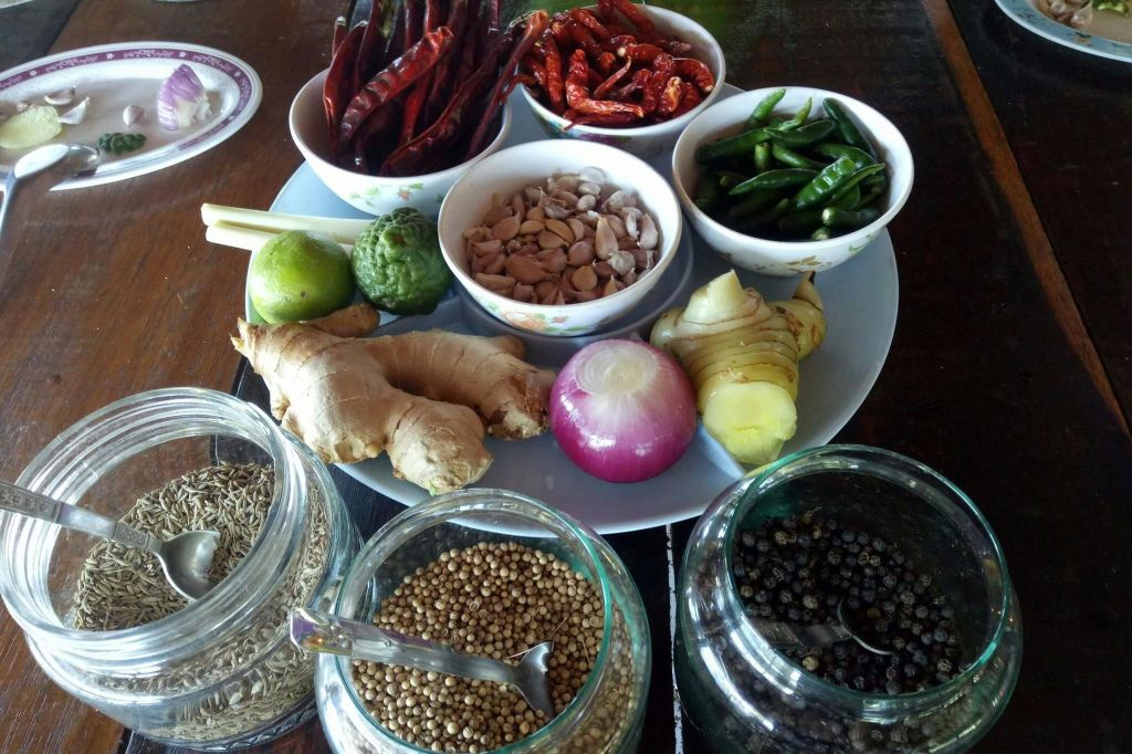 엄선된 요리에 어울리는 카레 페이스트 만드는 법을 배워보세요.