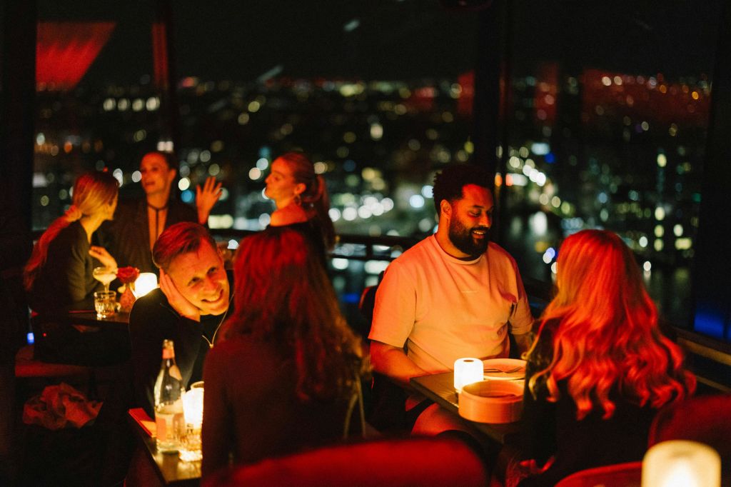 스카이바 & 레스토랑에서 즐기는 저녁 식사