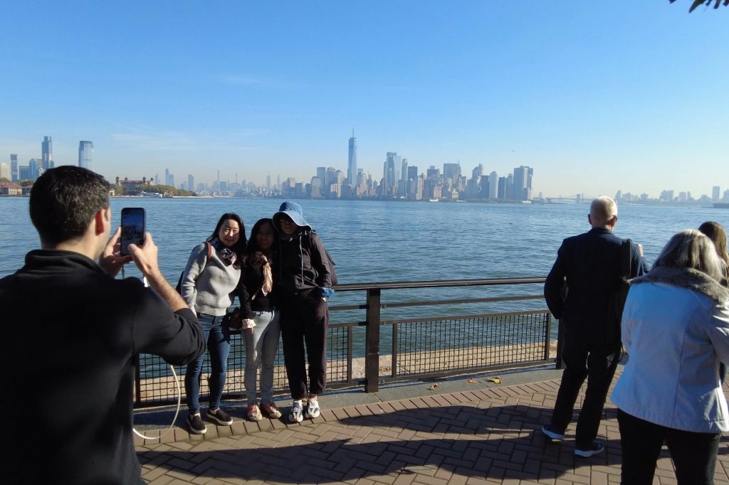 리버티 아일랜드에서 바라본 뉴욕의 스카이라인을 담은 멋진 사진