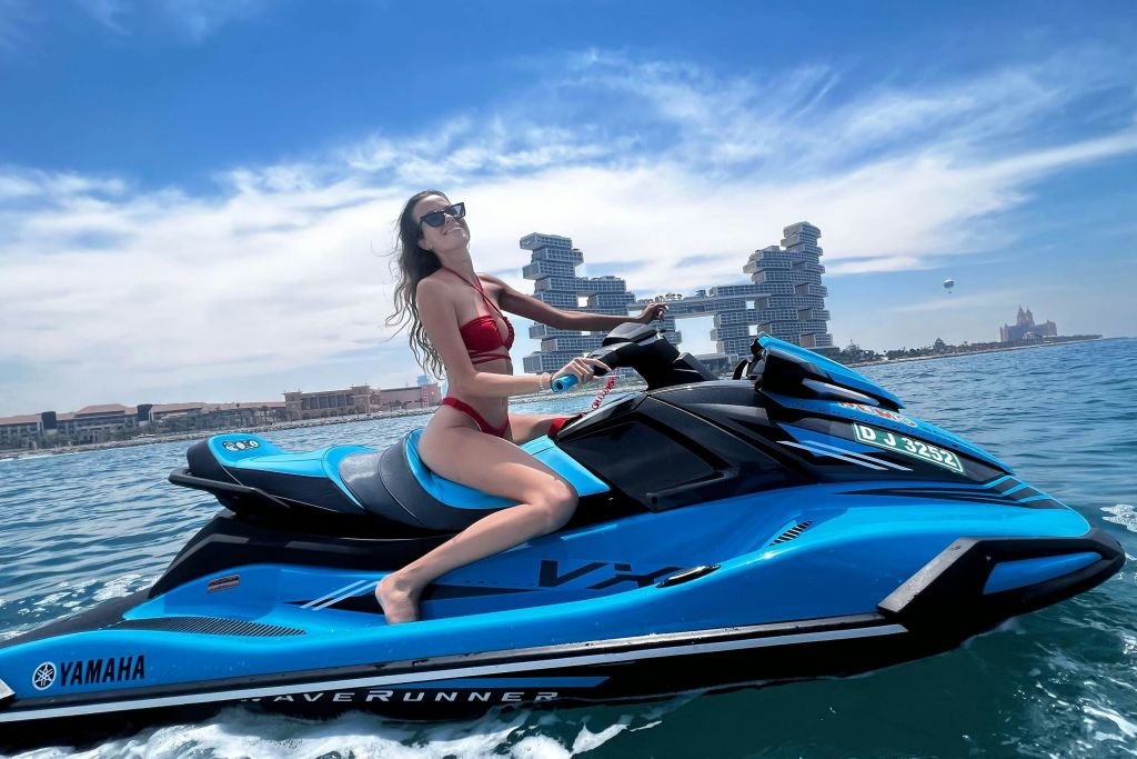 로열 아틀란티스 앞에서 포즈 취하기