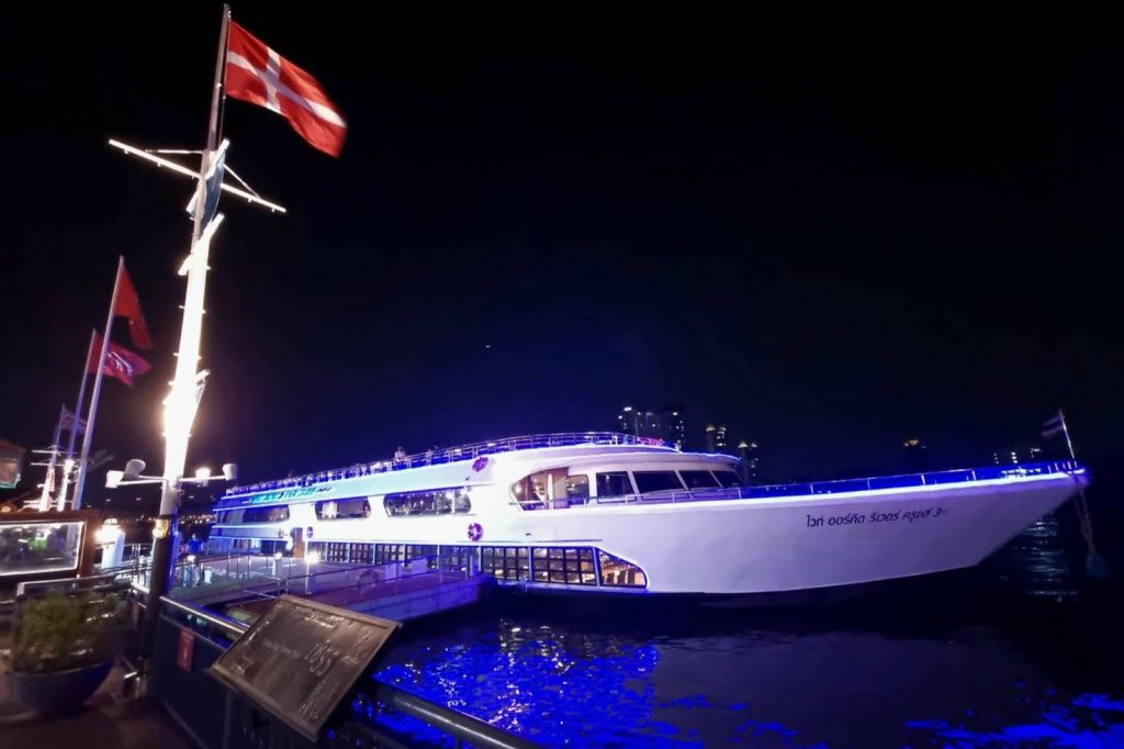 방콕에서 즐기는 화이트 오키드 크루즈