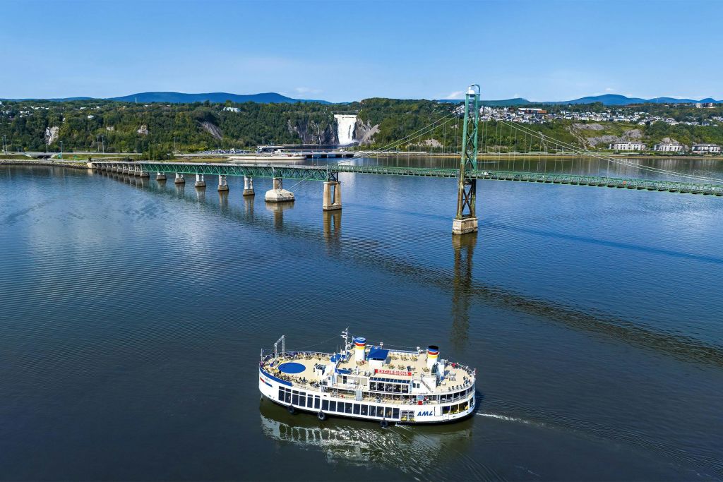 현수교 근처의 잔잔한 강과 울창하고 푸른 풍경의 폭포에서 관광 보트를 타고 항해해보세요.