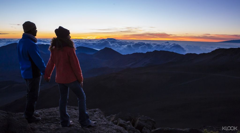 정상에 올라 마우이섬을 밝히는 아름다운 일출을 감상하세요.