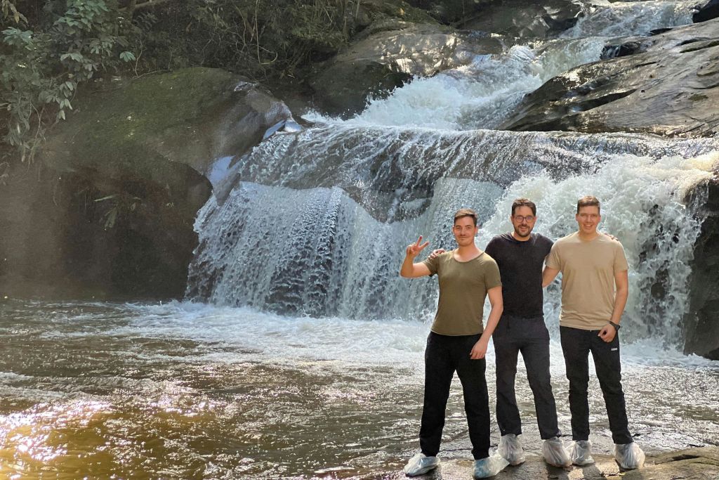 ATV를 타고 둘러보는 긴 폭포