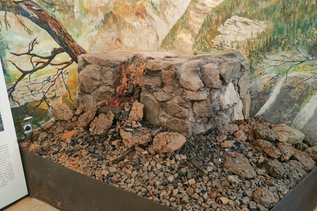 청동기시대로 거슬러 올라가는 구리 제련로를 "선사시대 야금" 방에 재건