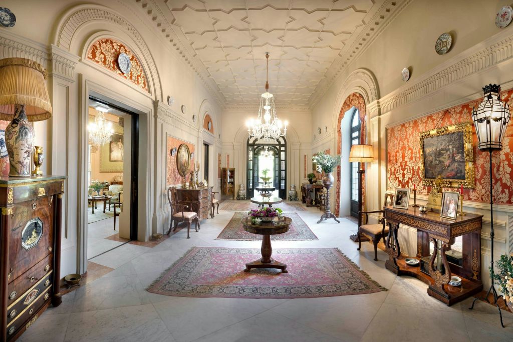 라세르나 총독 궁전 입구