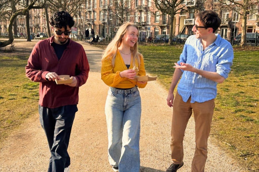 티켓에 포함된 다양한 식당에서 음식을 픽업하고 이동 중에도 즐기세요!