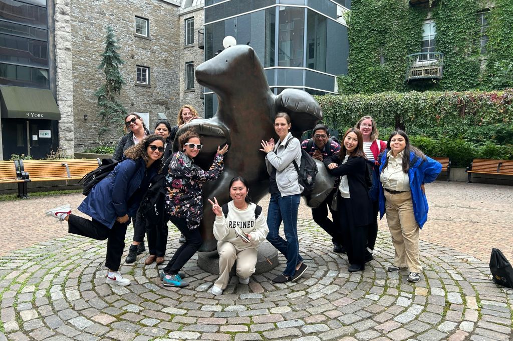 춤추는 곰과 함께 포즈 취하기