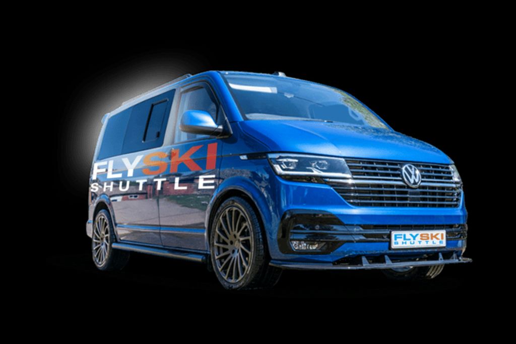 검은색 배경에 "Fly Ski Shuttle" 브랜드가 새겨진 파란색 밴입니다.