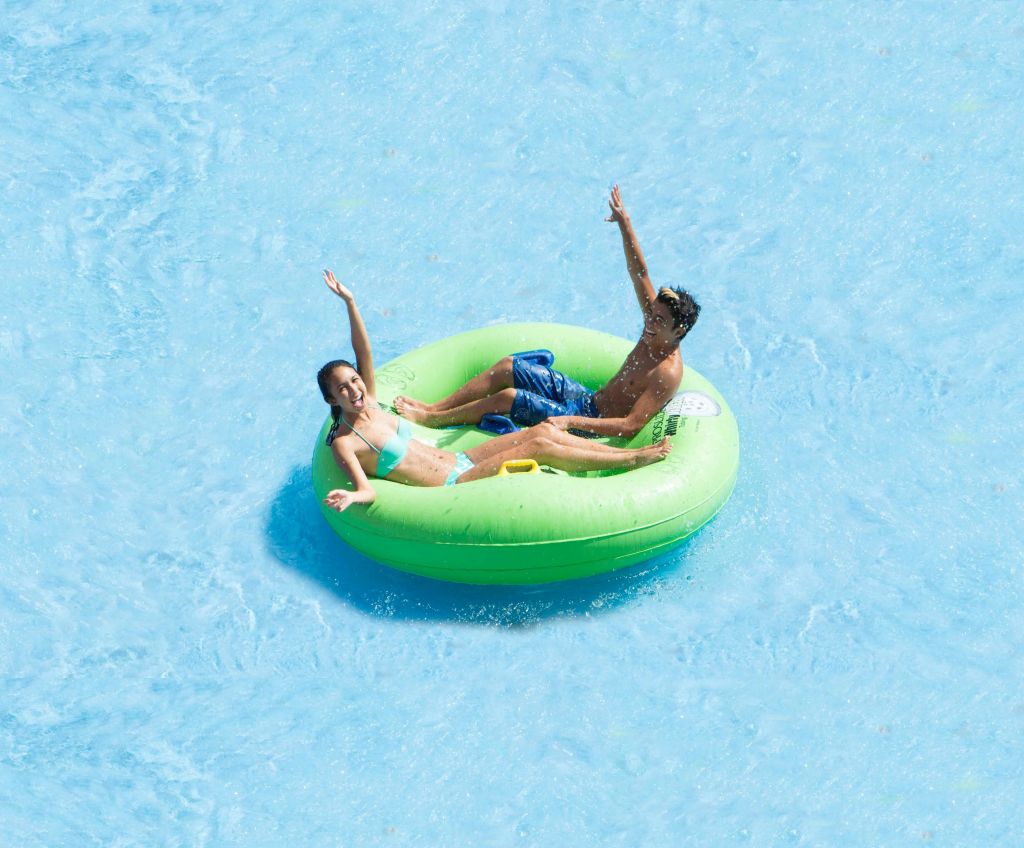 튜브를 탄 젊은이들