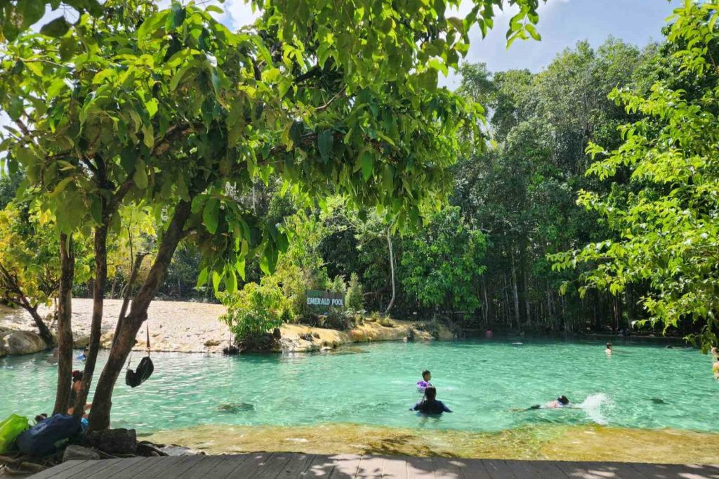 아름다운 끄라비 에메랄드 풀의 청록색 바다에서 수영하기