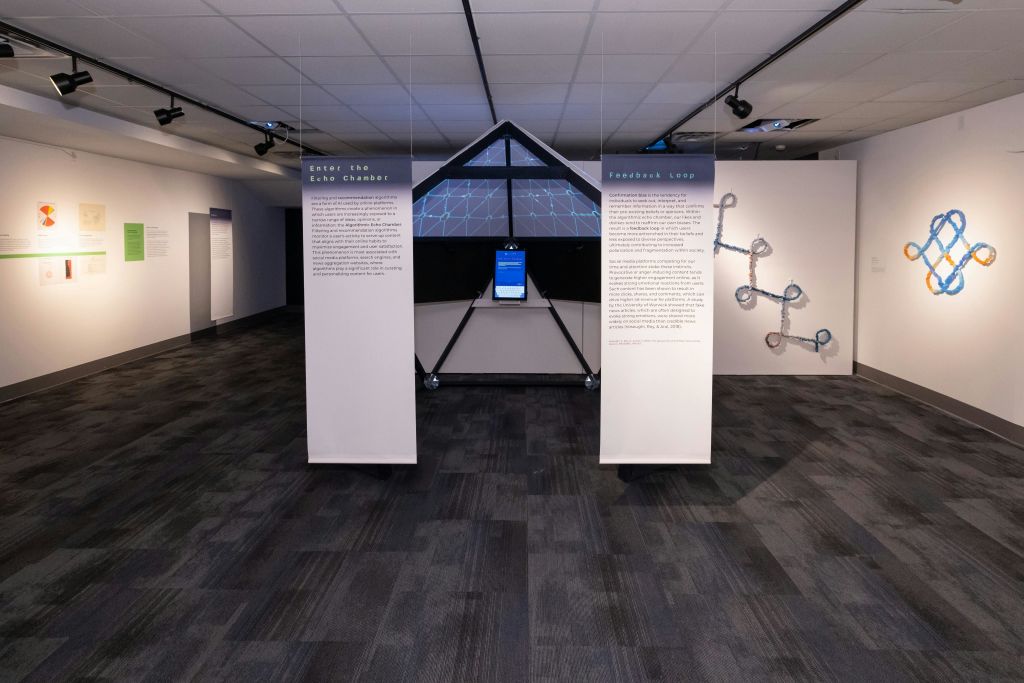 국립 자유 박물관 (National Liberty Museum) 의 데이터 네이션: 인공지능 시대의 민주주의 (Data Nation: Democracy in the Age of A.I.) 특별 전시를 둘러보세요.