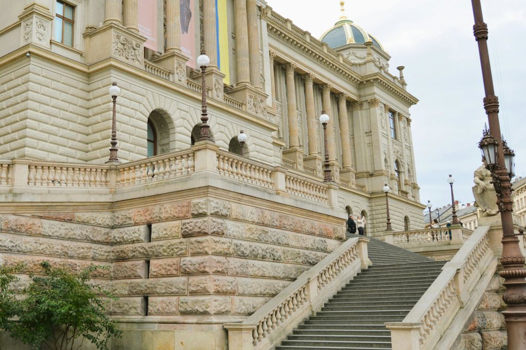 국립 박물관 건물의 세부 사항을 관찰하세요.