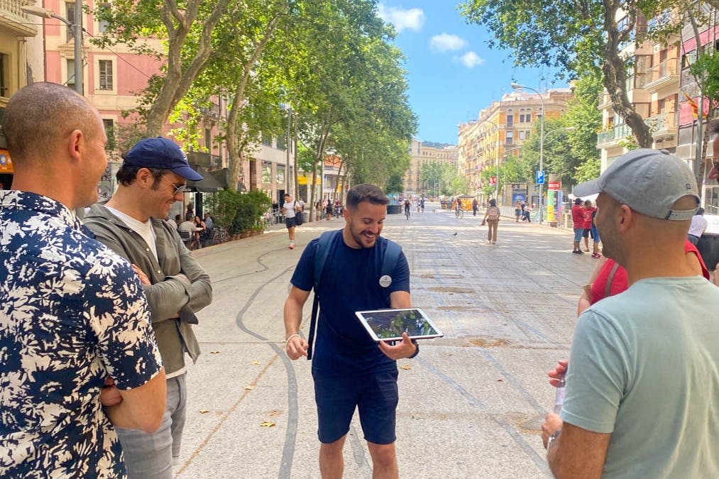 가이드는 방문하는 동안 스페인 요리에 대한 정보를 여행자에게 제공합니다.