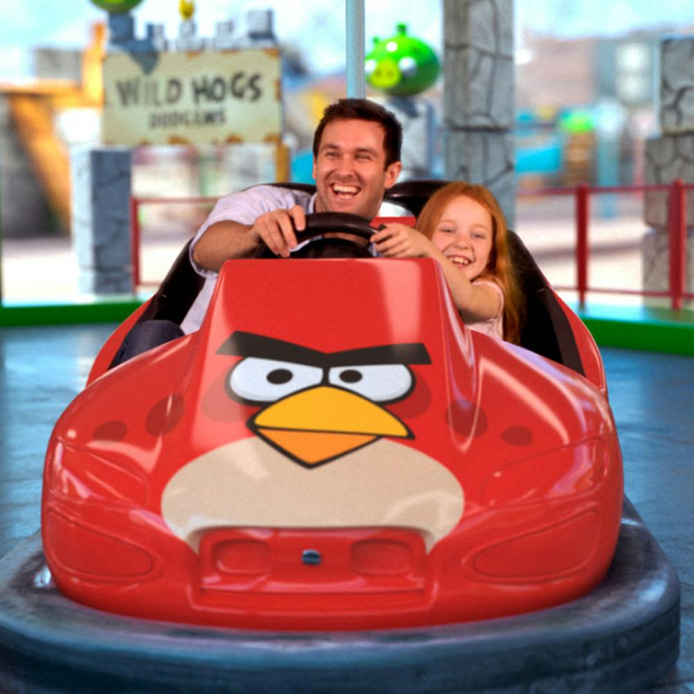 '앵그리 버드 (Angry Birds)' 디자인을 테마로 한 범퍼카를 탄 남녀가 운전대를 잡고 미소를 짓고 있습니다.
