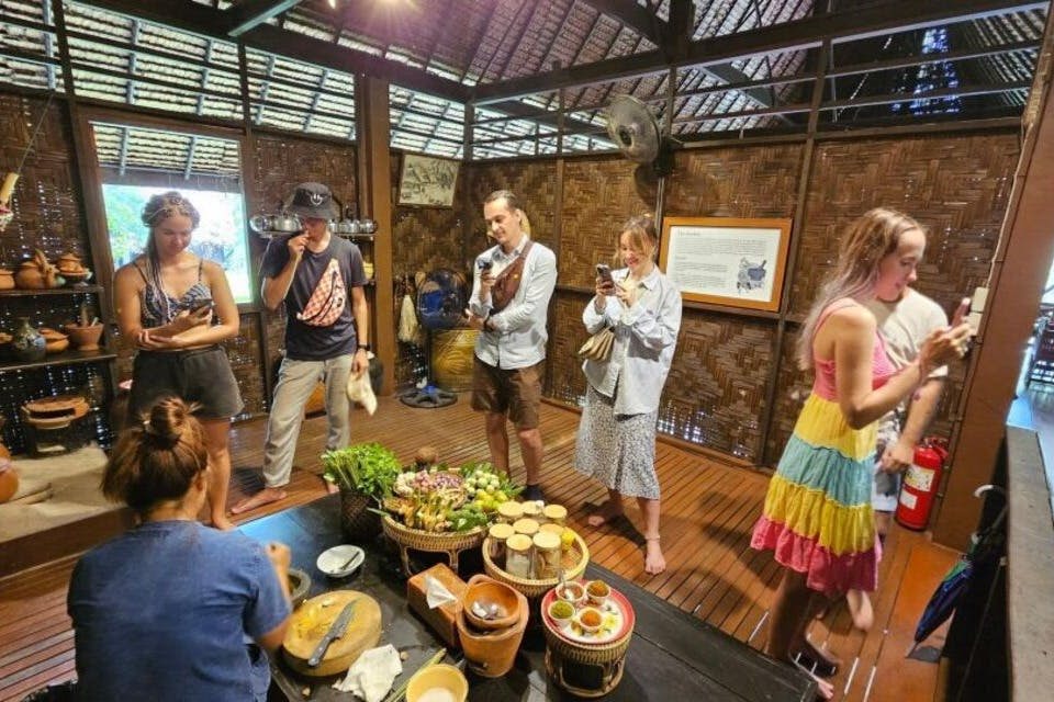 농장에서 생산된 신선한 재료를 사용하여 카레 페이스트를 만드는 데 참여하세요.