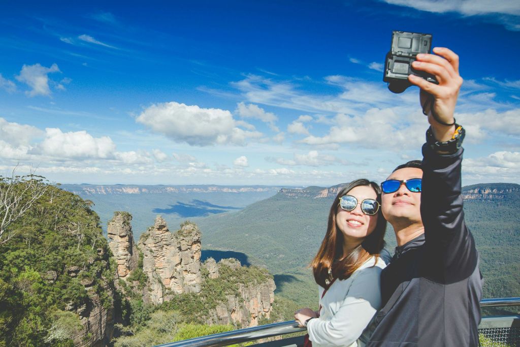 블루마운틴의 세 자매 앞에서 셀카 찍기