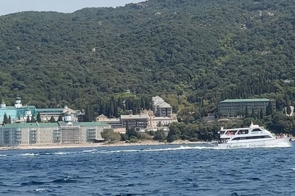 알려진 바와 같이, 여성은 아토스 산에 들어갈 수 없습니다. 따라서 아토스 산으로 가는 크루즈를 준비하고 있습니다.