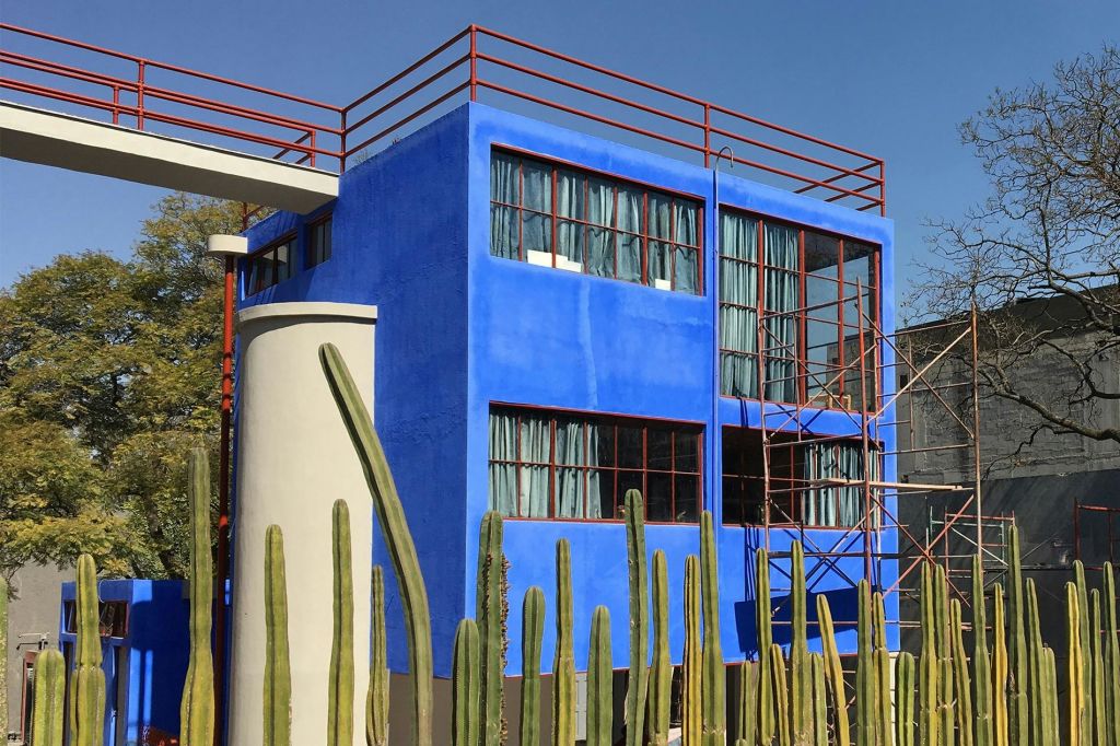 파란색 건물의 외관.